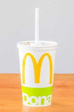 Pruszcz Gdanski, Polonya - 21 Ocak 2021: Kağıt pipetli bir fincan McDonald.