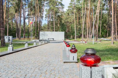 Bykivnia, Ukrayna - 30 Eylül 2015: Bykovnia Ormanı 'ndaki savaş mezarlığının Polonya tarafında giriş.