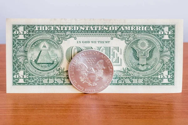 Papier Dollar Und Unze Feinsilber Dollar Bullion Coin Dollar Amerikanischer — Stockfoto