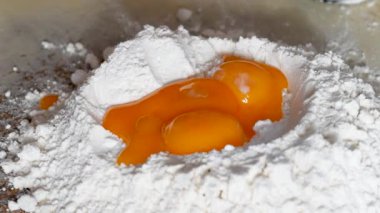 Una yumurta sarısı ekliyorum..