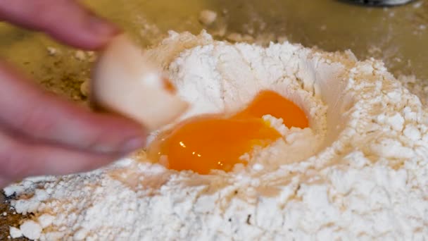小麦粉に卵黄を追加 — ストック動画