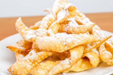 Polonya 'da faworki ya da chrusty olarak bilinen ev yapımı cilacı melek kanatları.