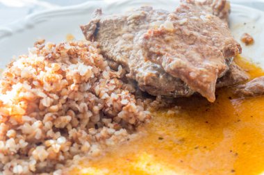 Polonya 'da geleneksel sığır pirzolası bitki wolowe olarak bilinir. Karabuğdaylı Bitki wolowe.