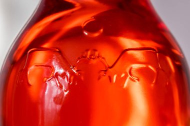 Deblin, Polonya - 16 Şubat 2021: Finlandiya Kızılcık aromalı votka üzerindeki ren geyiği. Finlandiya, Finlandiya 'da Finlandiya' da yetişmiş altı sıra arpa ve buzul kaynak suyundan üretilen bir votka markasıdır..