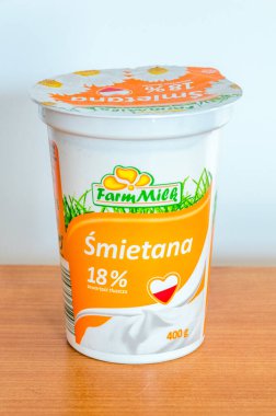 Pruszcz Gdanski, Polonya - 22 Şubat 2021: Farmmilk Ekşi Krema.