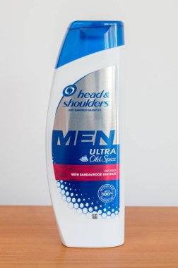 Pruszcz Gdanski, Polonya - 22 Şubat 2021: Baş ve Omuz kepekli şampuan erkekler ultra Old Spice.