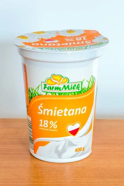 Pruszcz Gdanski, Polonya - 22 Şubat 2021: Farmmilk Ekşi Krema.