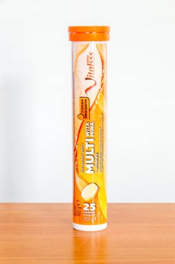 Pruszcz Gdanski, Polonya - 9 Mart 2021: Vitalss + multivitamin coşkulu haplar.
