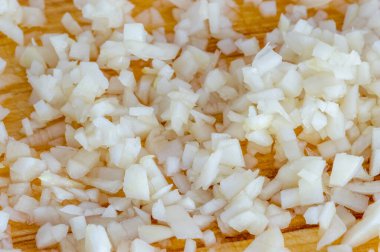 İnce doğranmış sarımsak. Küçük sarımsak küplerinin makro fotoğrafı.