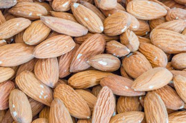 Arkaplan olarak kabuklu bademler (Prunus dulcis).