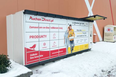 Lomianki, Polonya - 15 Şubat 2021: InPost Lodowkomat 24 saat buzdolabı teslim kutusu.