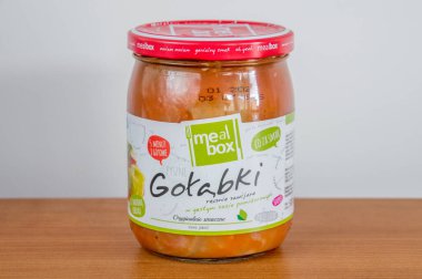 Pruszcz Gdanski, Polonya - 19 Mart 2021: Domates soslu lahana rulosu.