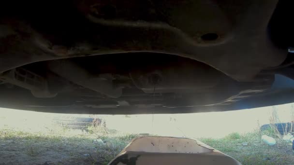 オイルパンカーのコルクで車のエンジンオイルを滴下 — ストック動画