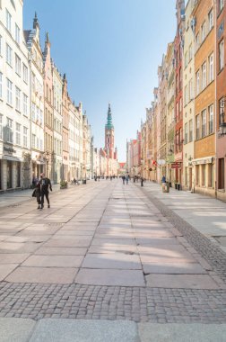 Gdansk, Polonya - 31 Mart 2021: Eski Gdansk kentinde Long Lane (Lehçe: Dluga) manzarası.