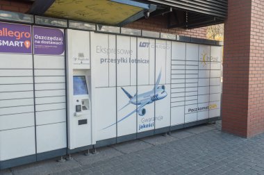 Gdansk, Polonya - 31 Mart 2021: Lot PostinAir paket teslimatı. Parça kargo dolabı.