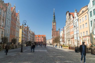Gdansk, Polonya - 31 Mart 2021: Eski Gdansk kentinde Uzun Pazar (Lehçe: Dlugi Targ).