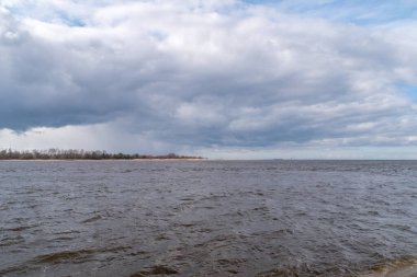 Bulutlu bir günde Estuary Vistula Nehri Baltık Denizi 'ne.