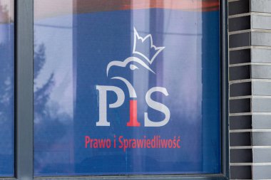Pruszcz Gdanski, Polonya - 11 Nisan 2021: PiS Law and Justice (Polonya: Prawo i Sprawiedliwosc) siyasi partisi.