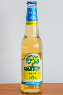 Pruszcz Gdanski, Polonya - 28 Nisan 2021: Somersby armut alkolsüz içki.