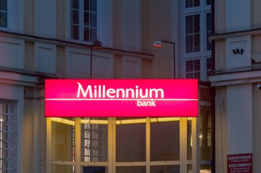 Pruszcz Gdanski, Polonya - 3 Mayıs 2021: Milenyum Bankası logosu.