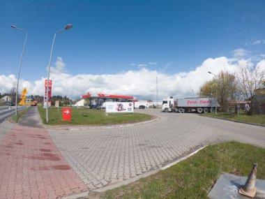 Trabki Wielkie, Polonya - 8 Mayıs 2021: Orlen benzin istasyonu.