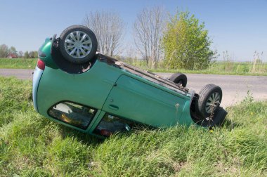 Grabowe Pole, Polonya - 12 Mayıs 2021: Fiat Seicento S arabası takla attı. Araba bir hendekte ters dönmüş..