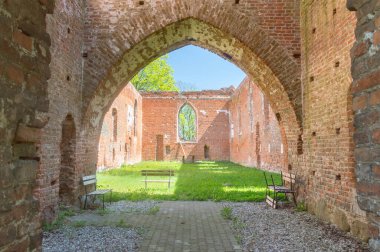 Polonya 'nın Steblewo kentindeki 14. yüzyıldan kalma gotik bir kilisenin kalıntılarına bakın..