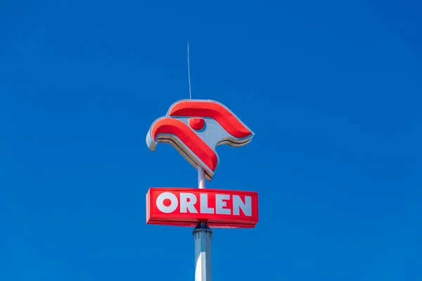 Pszczolki, Polonya - 12 Mayıs 2021: Orlen benzin istasyonuna logo ve imza.