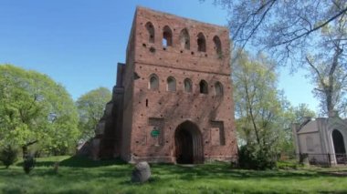Polonya 'nın Steblewo kentindeki 14. yüzyıldan kalma gotik bir kilisenin kalıntıları..