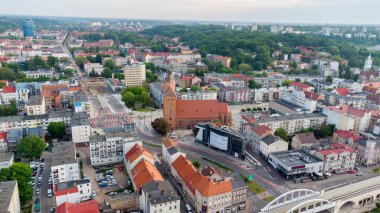 Gorzow Wielkopolski, Polonya - 1 Haziran 2021: Gorzow Wielkopolski şehir merkezi. Şehre kuş gözünden bak. İnsansız hava aracından şehre.