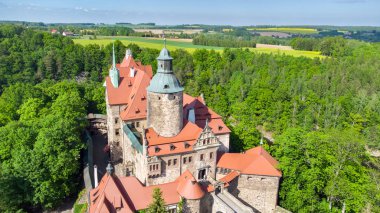 Polonya 'nın güneybatısındaki Aşağı Silezya Voyvoda bulunan gizemli ortaçağ Czocha Kalesi' nin havadan görünüşü.