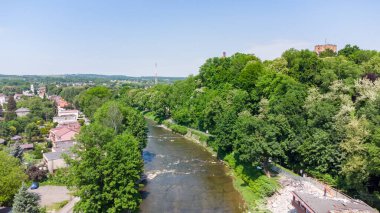 Polonya ile Çek Cumhuriyeti arasındaki bir sınırda Olza Nehri üzerinde hava manzarası.