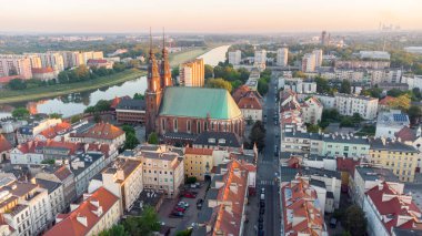 Opole, Polonya - 4 Haziran 2021: Opole çatısı manzaralı panorama gün doğumunda kentsel mimari ve Oder nehri ile. Eski kasabanın manzarası.