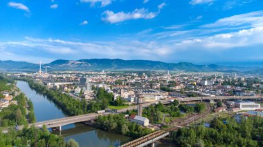 Slovakya 'daki Zilina' nın hava görüntüsü. Şehre kuş gözünden bak. İnsansız hava aracından şehre.