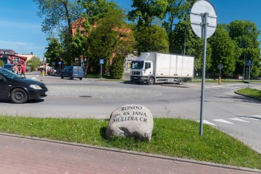 Koscierzyna, Polonya - 31 Mayıs 2021: Rahip Jan Muller döner kavşak.