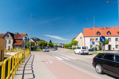 Koscierzyna, Polonya - 31 Mayıs 2021: Koscierzyna şehir merkezinde sokak.