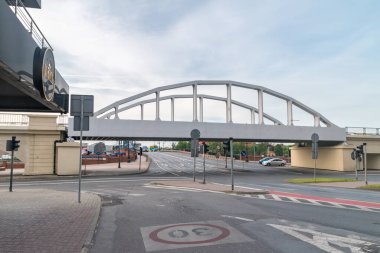 Gorzow Wielkopolski, Polonya - 1 Haziran 2021: Gorzow Wielkopolski şehir merkezinde demiryolu viyadük.