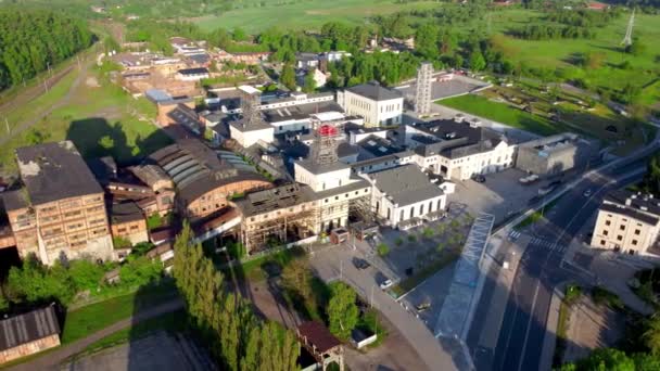 波兰Walbrzych镇原矿上空旋转的空中景观 — 图库视频影像