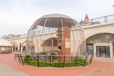 Gorzow Wielkopolski, Polonya - 1 Haziran 2021: Warta Bulvarı 'ndaki kuş kafesi.