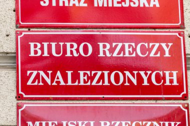 Gorzow Wielkopolski, Polonya - 1 Haziran 2021: Kayıp eşya bürosu (Lehçe: Biuro rzeczy znalezionych).