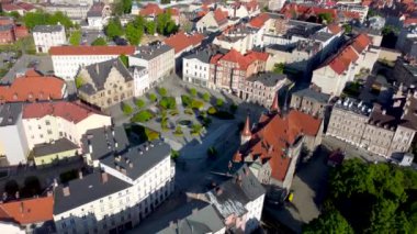 Walbrzych, Polonya - 3 Haziran 2021: Walbrzych 'teki Magistracki Meydanı' nın havadan görünüşü.