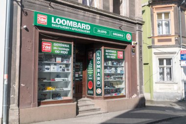 Swiebodzin, Polonya - 1 Haziran 2021 Loombard tefeci dükkanı.
