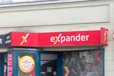 Gorzow Wielkopolski, Polonya - 1 Haziran 2021: Logo ve finansal tavsiyelerin genişleticisi. Genişletici İmzası.