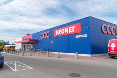 Swiebodzin, Polonya - 1 Haziran 2021: Tesco, CCC ve NeoNet ile alışveriş merkezi.