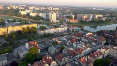 Opole, Polonya - 4 Haziran 2021: Sabah Polonya, Opole 'a uçun. Güneş doğarken opoldeki panoramik görünüm.