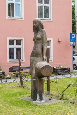 Zielona Gora, Polonya - 1 Haziran 2021: Winiarka heykeli ul arasında yer almaktadır. Jednosci ve ul. Sobieski, Halina Kozlowska-Bodek tarafından 1979 yılında dikildi..