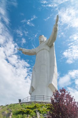 Kral İsa 'nın heykeli. Swiebodzin 'deki İsa heykelinin 33 metre yüksekliğindeki heykeli..