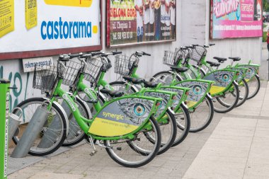Zielona Gora, Polonya - 1 Haziran 2021: Bisikletli bisiklet istasyonu.