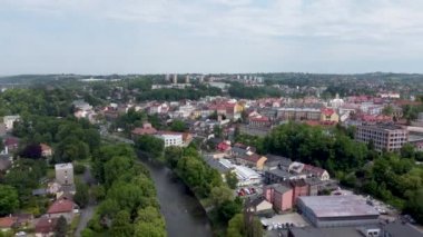 Polonya Cieszyn ve Çek Cesky Tesin üzerinde uçun. Polonya ile Çek Cumhuriyeti arasındaki sınırda panoramik görünüm.