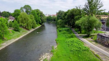 Olza Nehri, Polonya ile Çek Cumhuriyeti arasında bir sınırda. Cieszyn, Polonya ve Cesky Tesin, Çek Cumhuriyeti kuş bakışı.